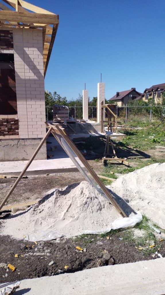 Строительство одноэтажного дома в г. Краснодаре п. Российский ул. Ярусная. Дом построен из полуторного кирпича и Паромакса-280мм.